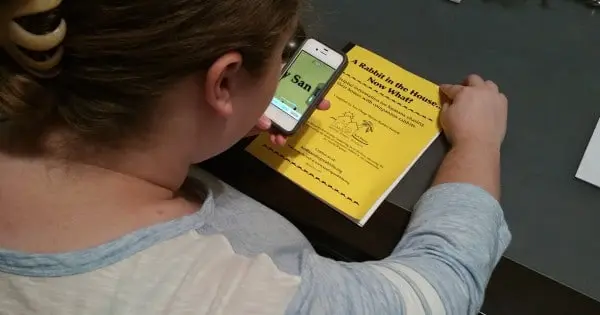 Pacjentka Debra Dollar ONH używająca Iphone do wspomagania czytania
