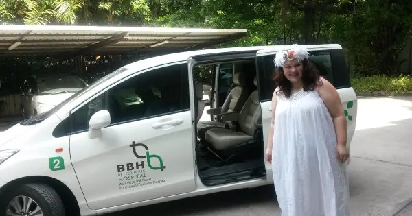 Marina Alonzo czekając na auto