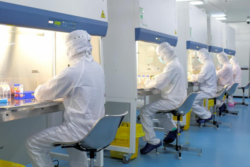 Personel laboratoryjny zajmujący się przetwarzaniem krwi pępowinowej w laboratorium Beike GMP