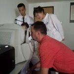 Ovidiu Simion bierze udział w badaniu wzroku w szpitalu.