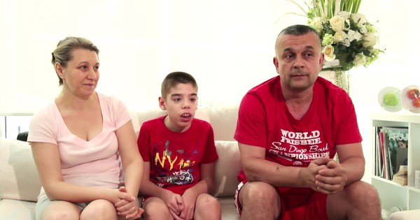 Alexandru Spiridon i rodzice na kanapie omawiają leczenie komórkami macierzystymi
