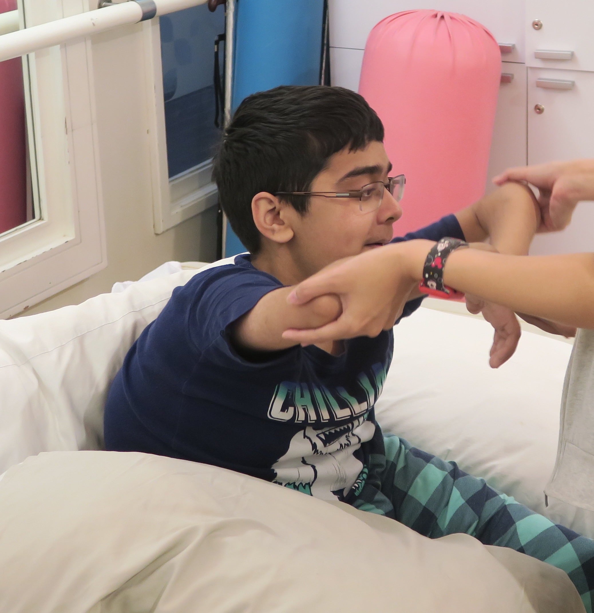 Saif podczas sesji fizjoterapii